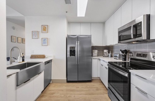 Charlotte Center City Apartment | Cozy City Charm | Spacious, Parking, Balcony, Gym