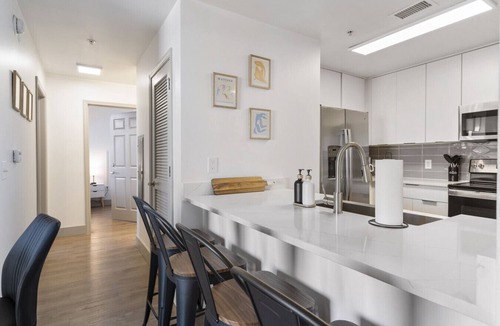 Charlotte Center City Apartment | Cozy City Charm | Spacious, Parking, Balcony, Gym