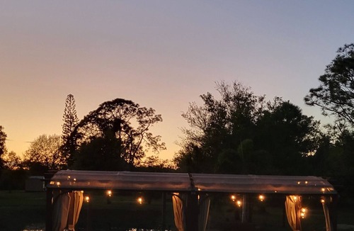 Buckingham House | Cozy city-country home 45 minutes from Sanibel Island! 10 Minutes from Downtown.