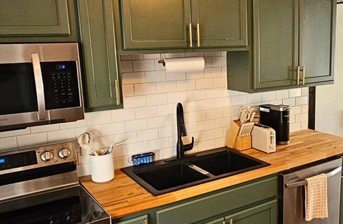 Clifton Heights House | Cozy City Gem: 5 Star Location - Backyard -Office-Gym!