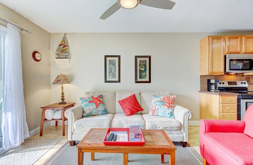 Carolina Beach Condo | 🐚Cozy Clam🐚 Oceanview, Walk to Shops/Dining 🌴
