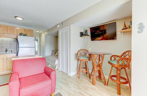 Carolina Beach Condo | 🐚Cozy Clam🐚 Oceanview, Walk to Shops/Dining 🌴