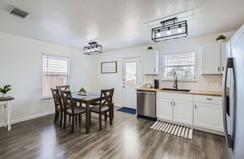 San Antonio House | Cozy&Clean 2BR w/views Lackland BMT Sunset Views