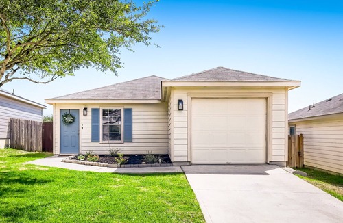 San Antonio House | Cozy&Clean 2BR w/views Lackland BMT Sunset Views