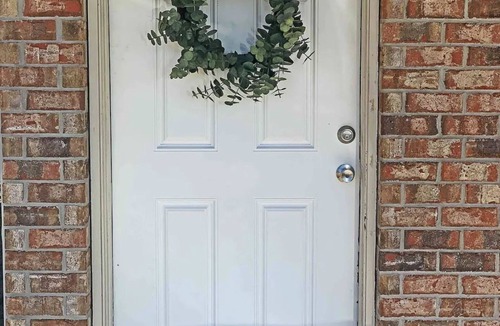 Madisonville Apartment | Cozy, clean and lovely 1 bedroom apartment with full kitchen. Pet friendly!