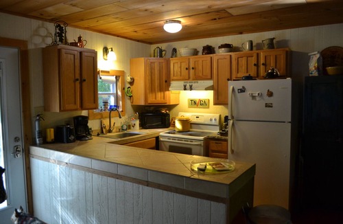 McCaysville Cabin | COZY, CLEAN, & CHEAP! Close to everything, yet private & quiet.