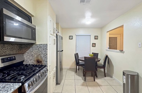 Central Southwest House | Cozy Clean home NRG/SaberCats Stadium/Beltway 8