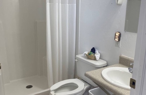 Glendo Hotel | Cozy & Clean Queen Room