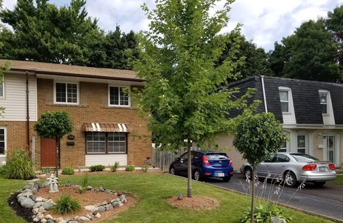 Woodstock House | Cozy, Clean, Quiet Townhouse Central to Desirable Cities.
