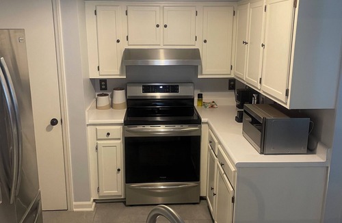 Greensboro Cottage | Cozy, Close-to-Everything Cottage: Long-Stay & Laptop Ready
