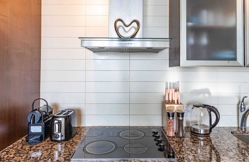 Toronto Entertainment District Apartment | Cozy CN Tower Sunset View Haven