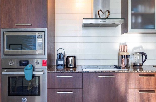 Toronto Entertainment District Apartment | Cozy CN Tower Sunset View Haven