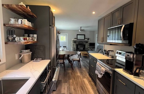 The Blue Mountains House | Cozy Cottage | 5 mins Walk to Beach | Georgian Bay
