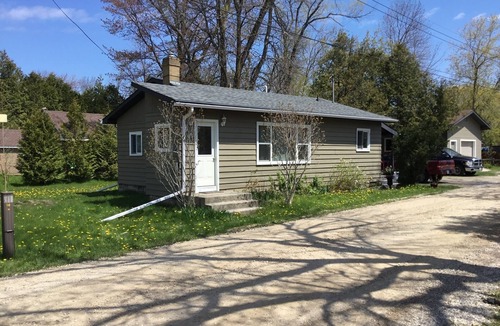 The Blue Mountains House | Cozy Cottage | 5 mins Walk to Beach | Georgian Bay