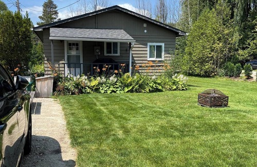 The Blue Mountains House | Cozy Cottage | 5 mins Walk to Beach | Georgian Bay