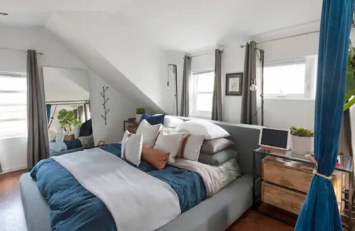 Wrightwood Neighbors House | Cozy Coach House in Chicago