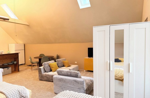 Oak Park House | Cozy Coach House - Step Outside to Frank Lloyd Wright Architectural Icons!
