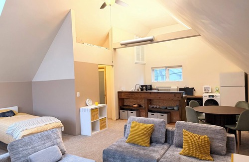 Oak Park House | Cozy Coach House - Step Outside to Frank Lloyd Wright Architectural Icons!