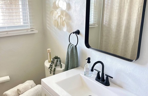 Camellia Shores House | Cozy, Coastal 3-bedroom house in Norfolk!