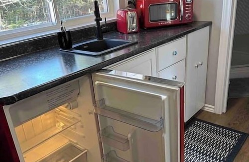 Valley Road Cabin | Cozy Coastal Cabin w/Hot Tub