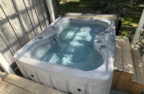 Valley Road Cabin | Cozy Coastal Cabin w/Hot Tub