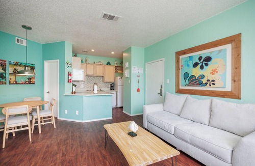 Corpus Christi Condo | Cozy Coastal Condo with Lake Views, Heated Pool, and Easy Beach Access