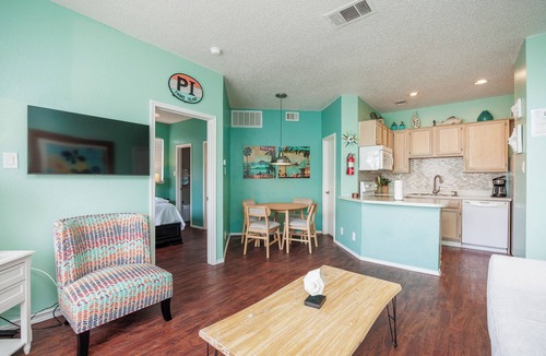 Corpus Christi Condo | Cozy Coastal Condo with Lake Views, Heated Pool, and Easy Beach Access