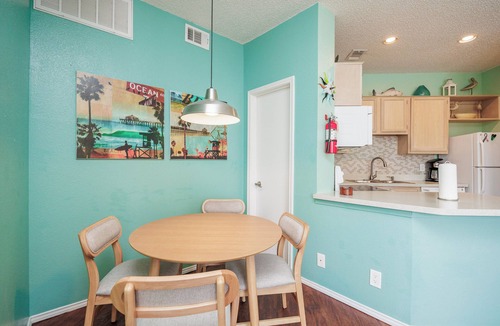 Corpus Christi Condo | Cozy Coastal Condo with Lake Views, Heated Pool, and Easy Beach Access