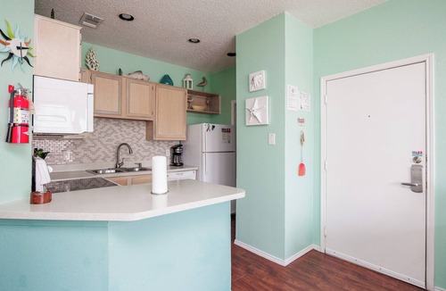 Corpus Christi Condo | Cozy Coastal Condo with Lake Views, Heated Pool, and Easy Beach Access