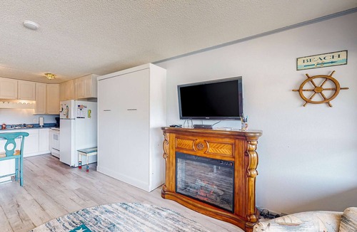 Neskowin Condo | Cozy Coastal Condo Steps from the Beach with Deck Views