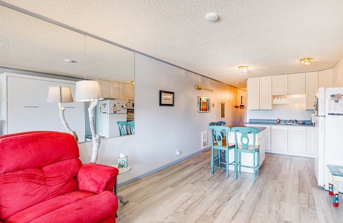 Neskowin Condo | Cozy Coastal Condo Steps from the Beach with Deck Views