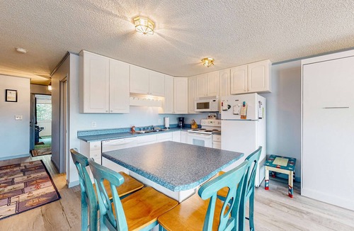 Neskowin Condo | Cozy Coastal Condo Steps from the Beach with Deck Views