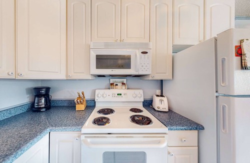 Neskowin Condo | Cozy Coastal Condo Steps from the Beach with Deck Views