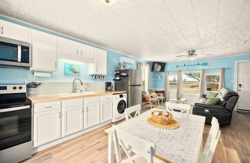 Rockport House | Cozy Coastal Cottage ~ Pet friendly, Boat Parking, AC, WiFi, walk to Pier