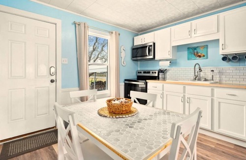 Rockport House | Cozy Coastal Cottage ~ Pet friendly, Boat Parking, AC, WiFi, walk to Pier
