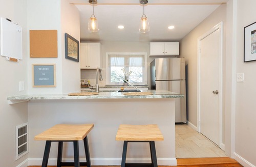 Beverly Cottage | Cozy Coastal Cottage! The Perfect Getaway!