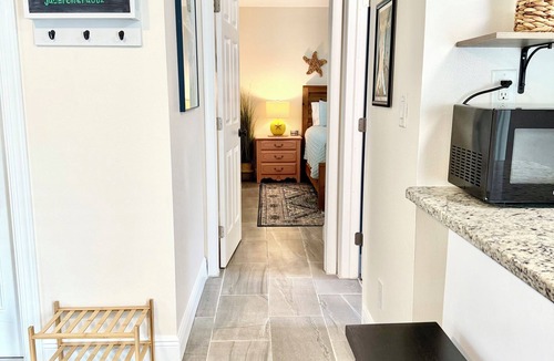 Tropic Cottage | Cozy, Coastal Cottage in Art District