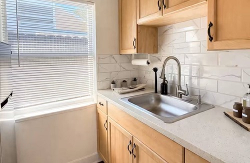 Southside Apartment | Cozy Coastal Studio Retreat with outdoor Hottub
