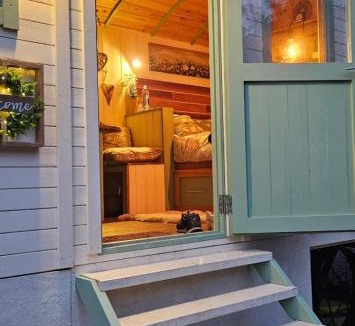 Northampton House | Cozy Cobblers Cabin