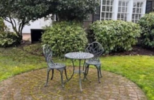 College Hill Apartment | Cozy College Hill Cutie!