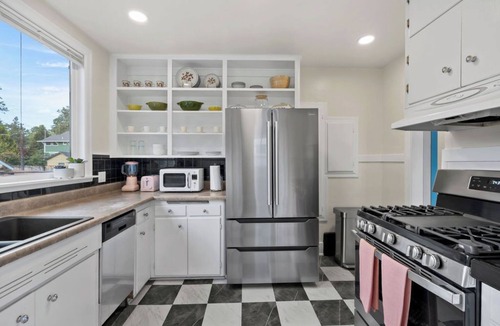 Manito House | Cozy, colorful Manito bungalow