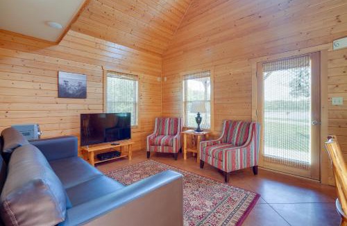Columbia House | Cozy Columbia Cabin w/Shared Lake Dock!