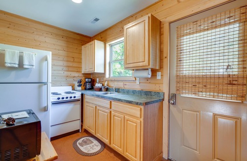 Columbia Cabin | Cozy Columbia Cabin w/Shared Lake Dock!