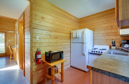 Columbia Cabin | Cozy Columbia Cabin w/Shared Lake Dock!