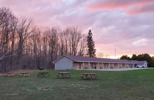 Colpoys Bay Apartment | Cozy Comfort Double Room 08– Peninsula Motel, Minutes from Wiarton Waterfront