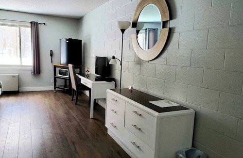 Colpoys Bay Apartment | Cozy Comfort Double Room 10 – Peninsula Motel, Minutes from Wiarton Waterfront