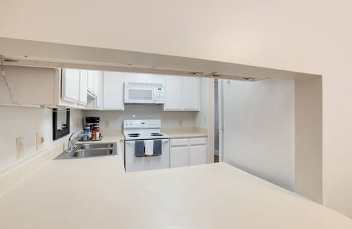 Dunean House | Cozy, Comfortable 2/1.5 Condo! Queen Beds, Fully Stocked Kitchen