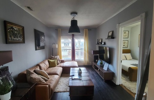 Oak Park Apartment | Cozy, Comfortable and Convenient apartment. Close to everything!