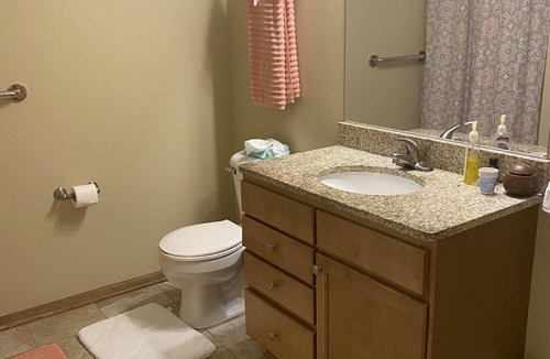 Des Moines Condo | Cozy Comfortable Executive Suite