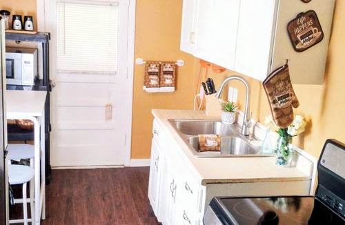 Kansas City House | Cozy Comforts by Charles Stays, Near Stadiums, food & Fun! Sleeps 6, 65 in TVs